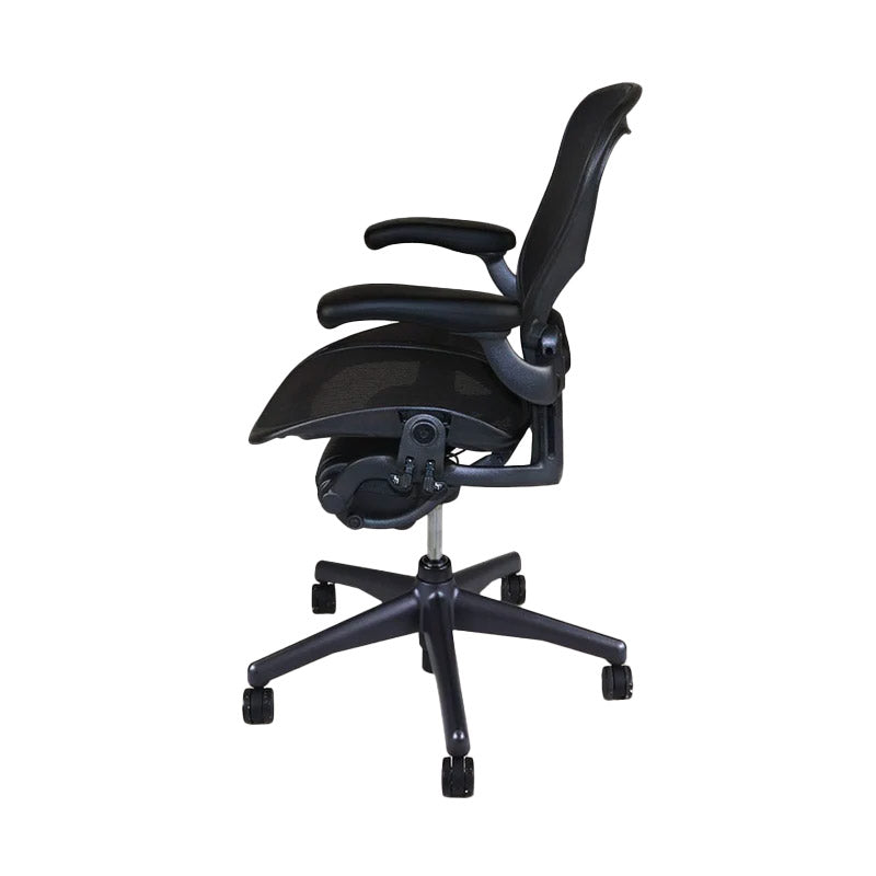 <tc>Herman Miller</tc>: Aeron - <tc>Size B</tc> - Braccio fisso, inclinazione dello schienale (grafite) - Ricondizionato