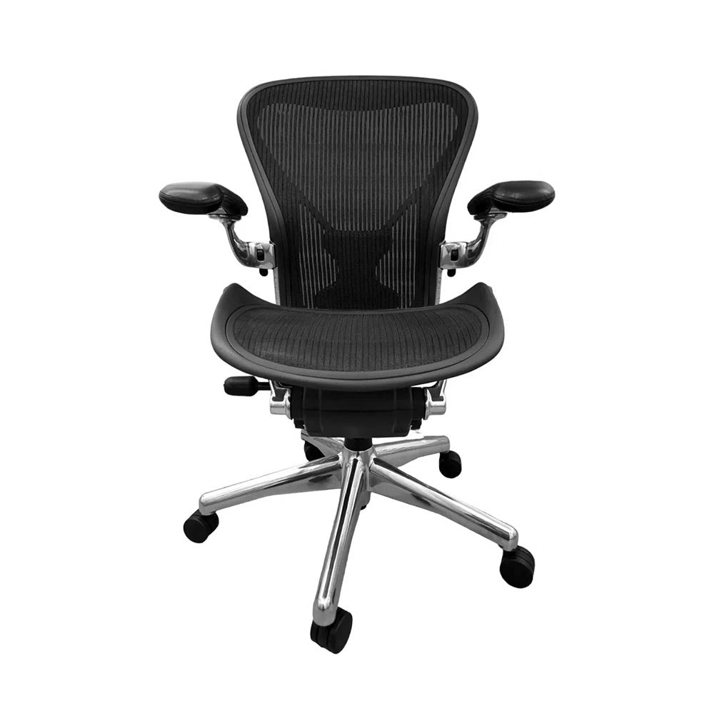<tc>Herman Miller</tc>: Aeron - <tc>Size B</tc> - Casa completa con telaio in alluminio (grafite) - Ristrutturata