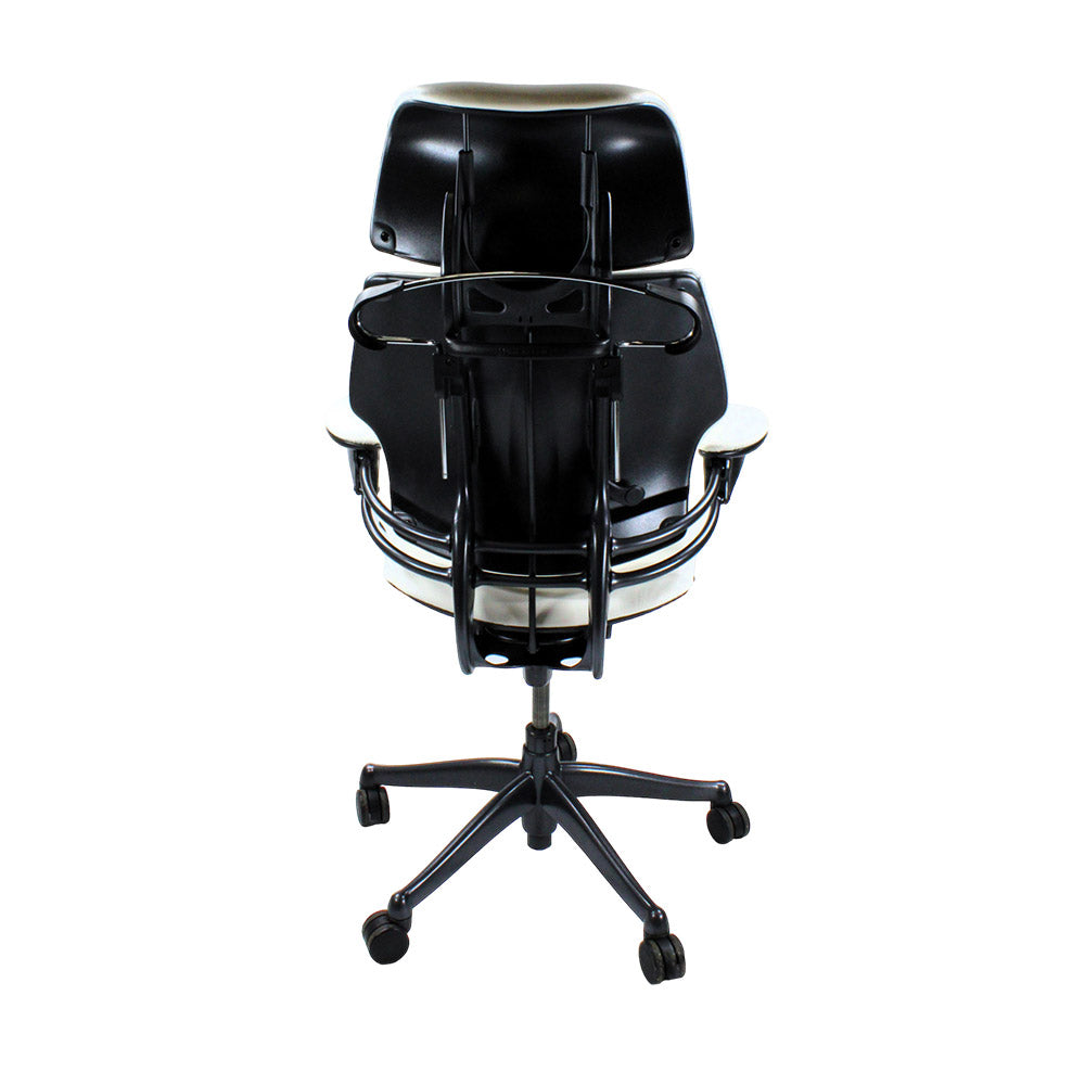 <tc>Humanscale</tc>: <tc>Freedom</tc> Sedia operativa con poggiatesta e schienale alto - Pelle bianca - Ricondizionata