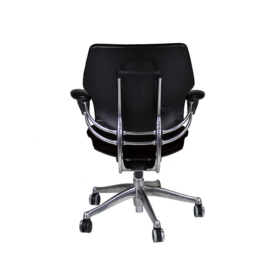 <tc>Humanscale</tc>: <tc>Freedom</tc> Sedia operativa con struttura in alluminio e rivestimento in pelle nera - Ricondizionata