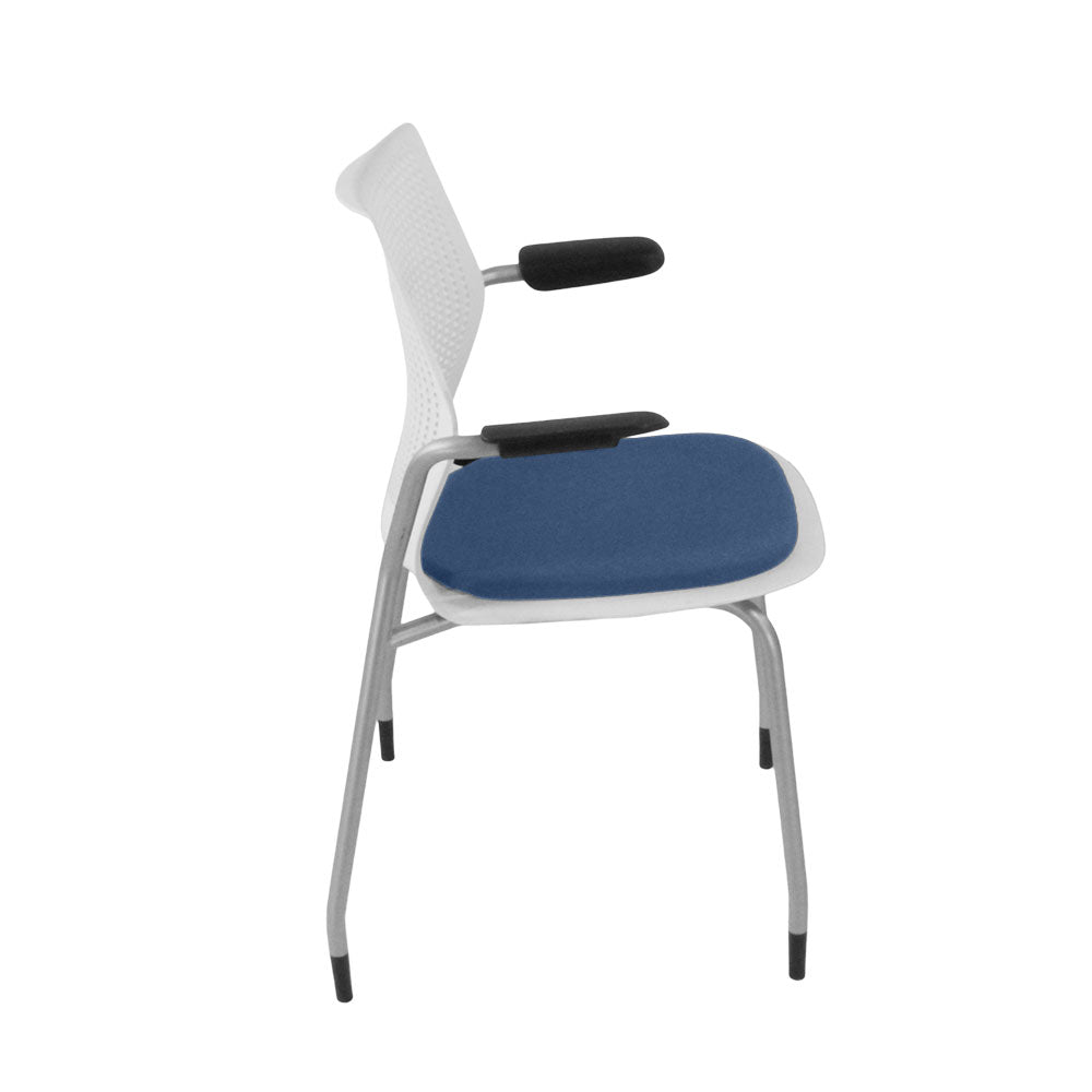 <tc>Knoll</tc>: <tc>Multigeneration</tc> Sedia da riunione in tessuto blu - Ristrutturata