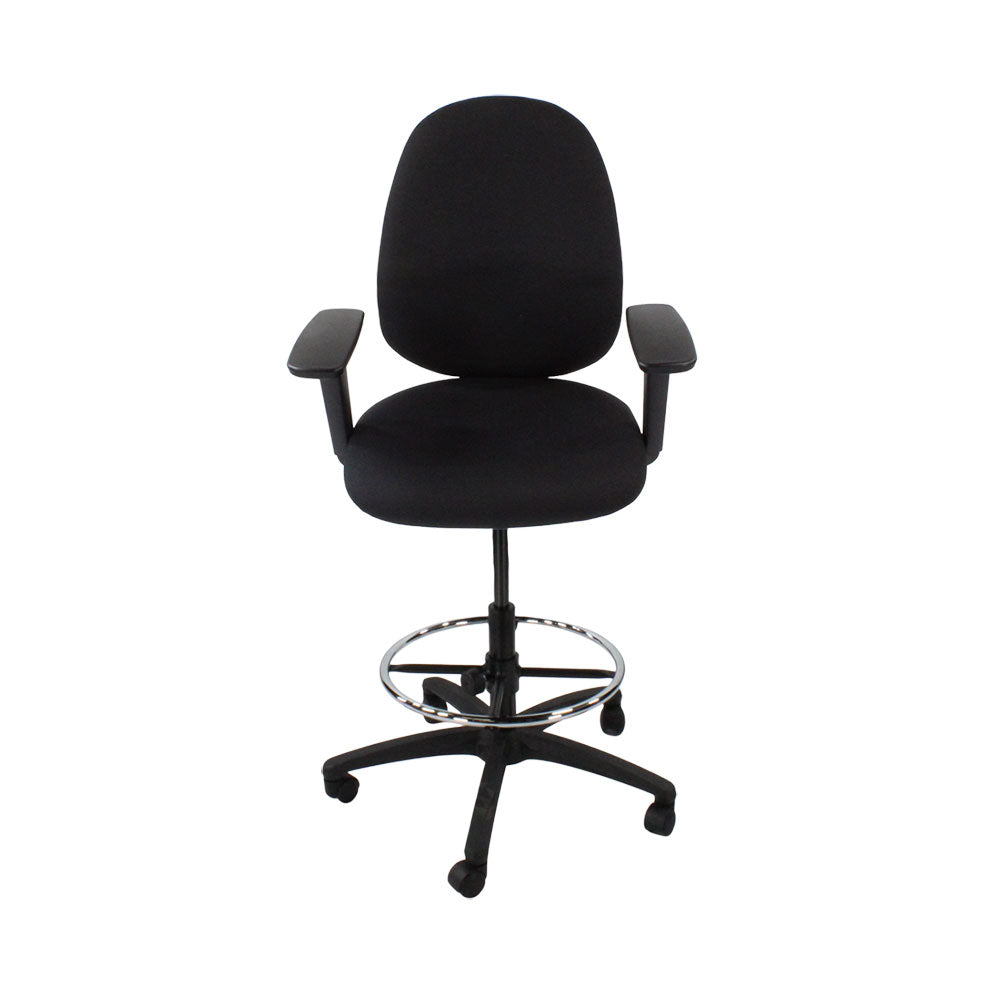 Sassoni: <tc>Scoop</tc> Sedia da disegnatore alta in tessuto nero - Ristrutturata