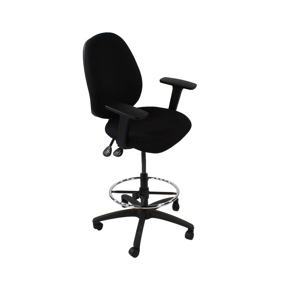 Sassoni: <tc>Scoop</tc> Sedia da disegnatore alta in tessuto nero - Ristrutturata