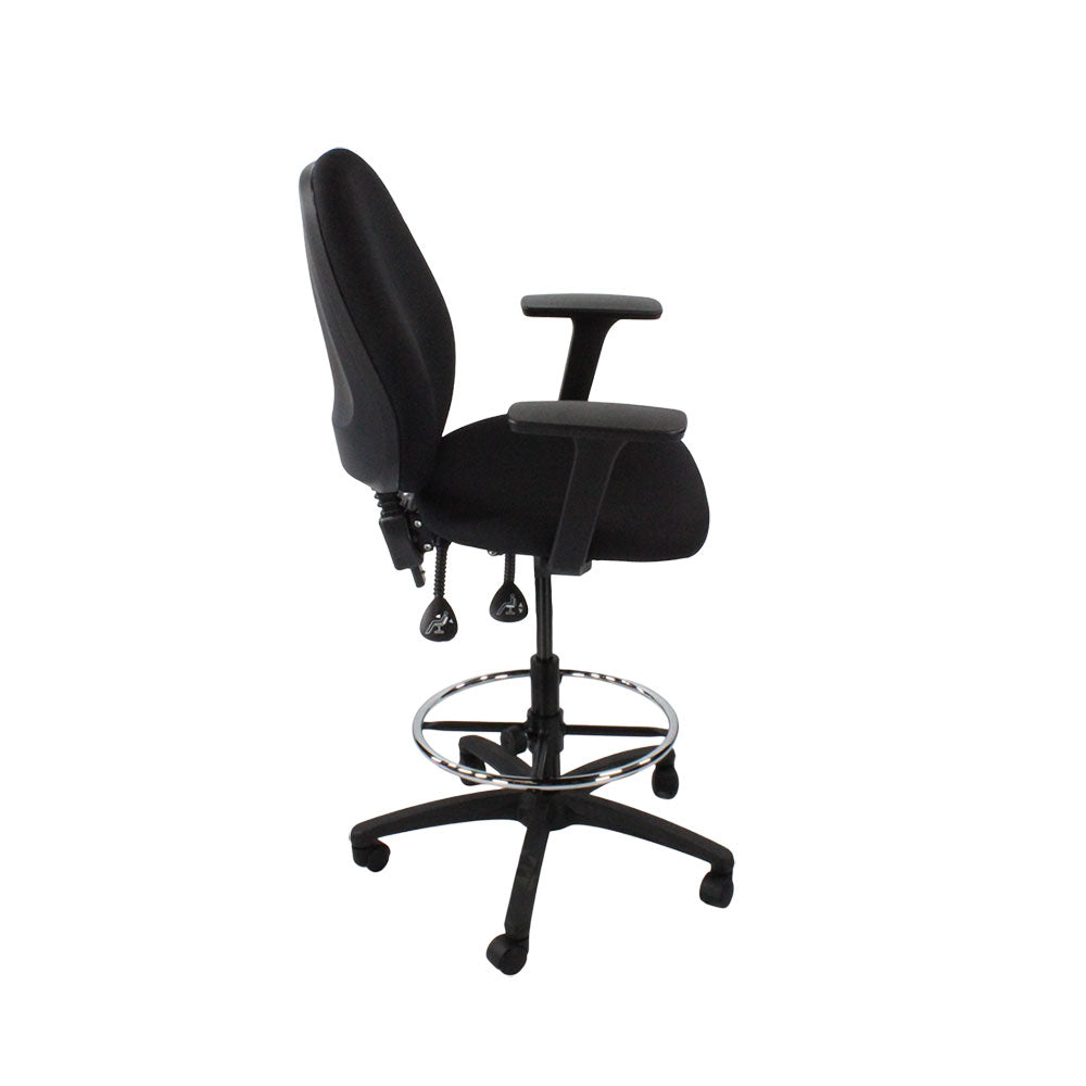 Sassoni: <tc>Scoop</tc> Sedia da disegnatore alta in tessuto nero - Ristrutturata