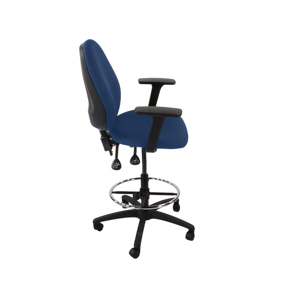 <tc>TOC</tc>: <tc>Scoop</tc> Sedia da disegnatore alta in tessuto blu - Ristrutturata