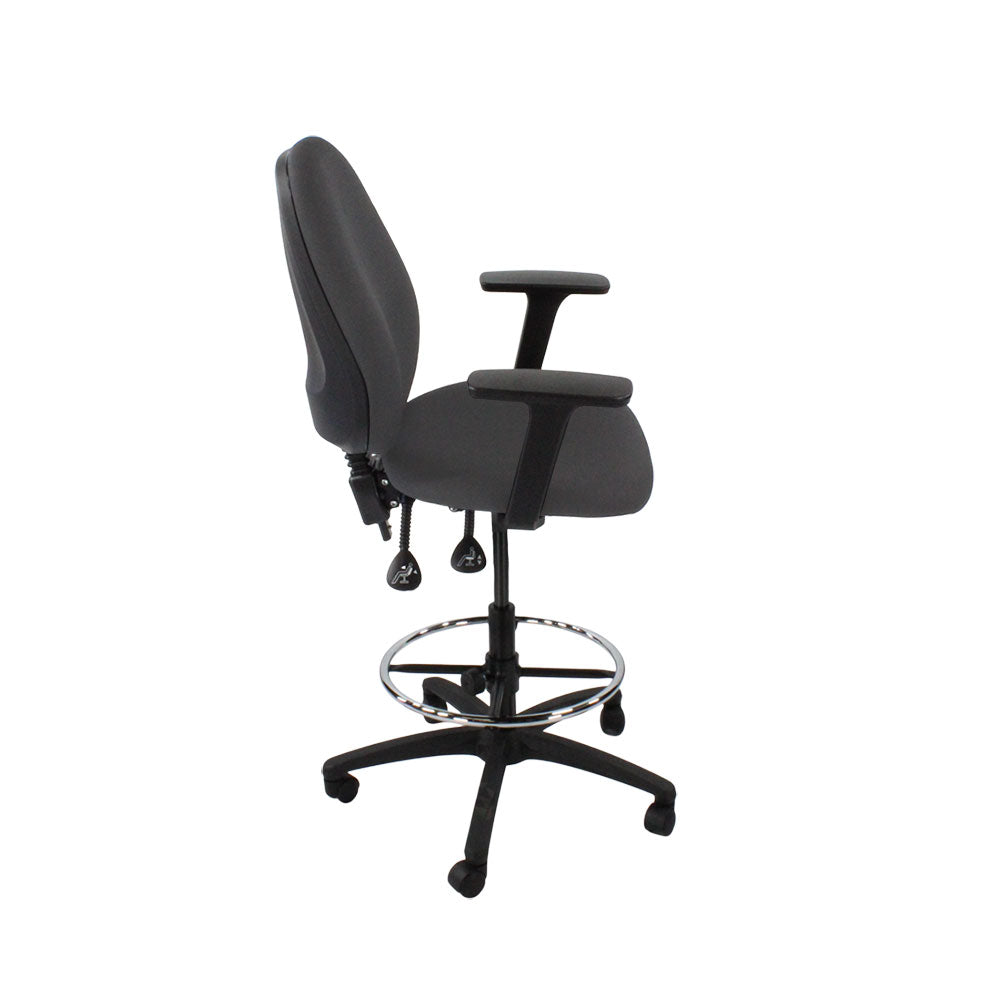 Sassoni: <tc>Scoop</tc> Sedia da disegnatore alta in tessuto grigio - Ristrutturata