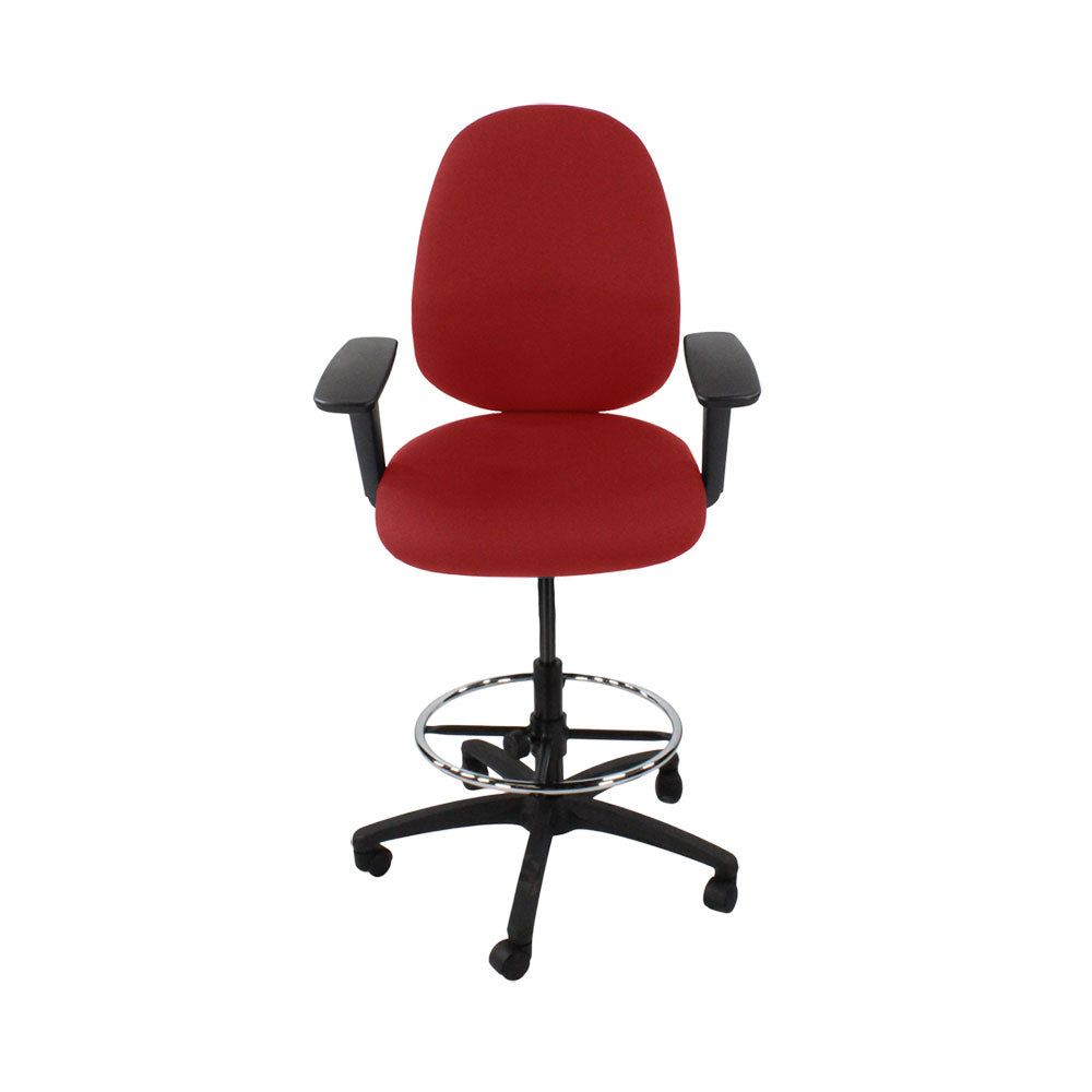 Sassoni: <tc>Scoop</tc> Sedia da disegnatore alta in tessuto rosso - Ristrutturata