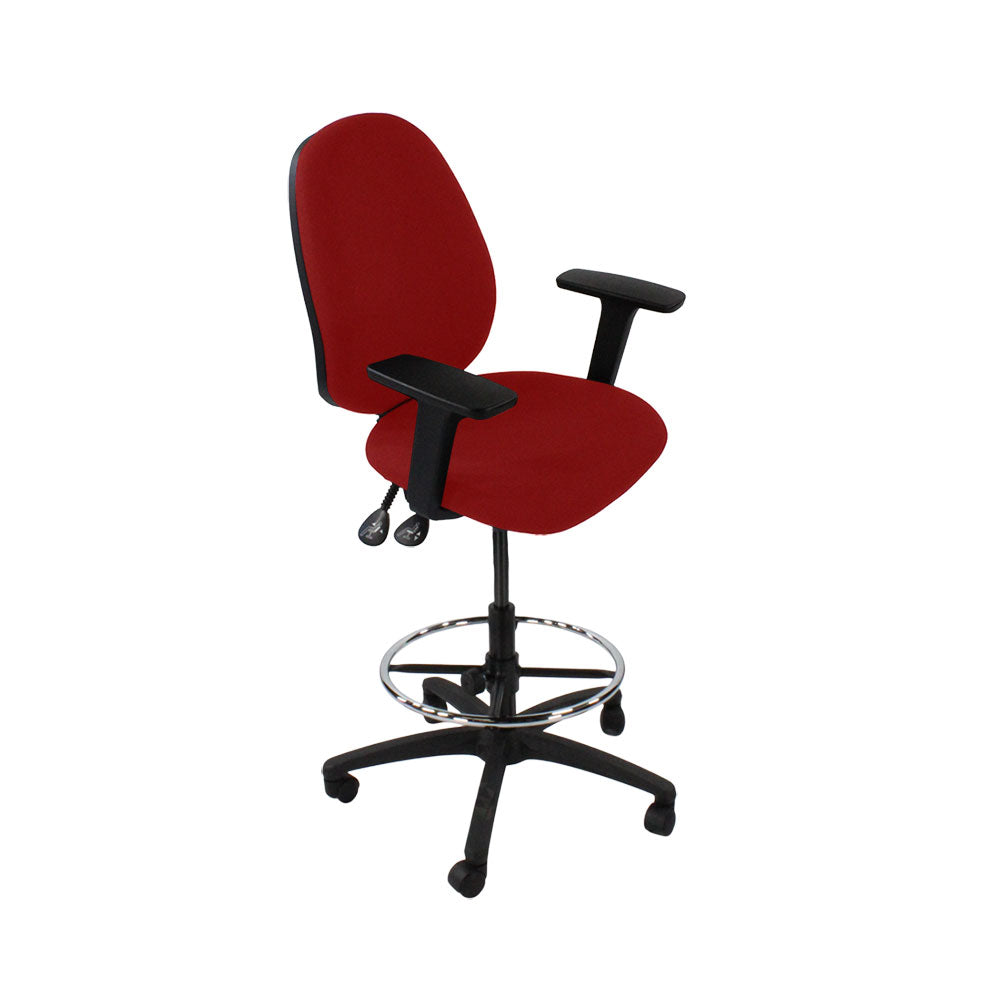 Sassoni: <tc>Scoop</tc> Sedia da disegnatore alta in tessuto rosso - Ristrutturata