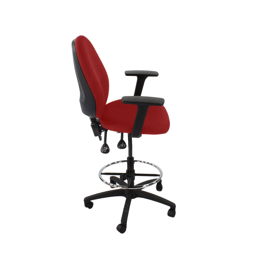 Sassoni: <tc>Scoop</tc> Sedia da disegnatore alta in tessuto rosso - Ristrutturata
