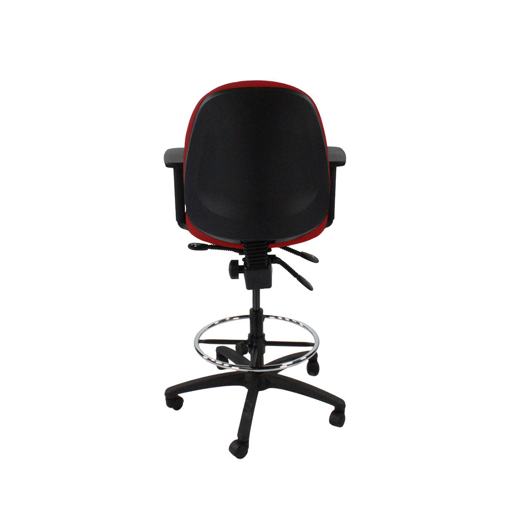 Sassoni: <tc>Scoop</tc> Sedia da disegnatore alta in tessuto rosso - Ristrutturata