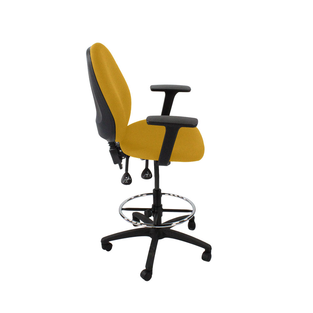 Sassoni: <tc>Scoop</tc> Sedia da disegnatore alta in tessuto giallo - Ristrutturata