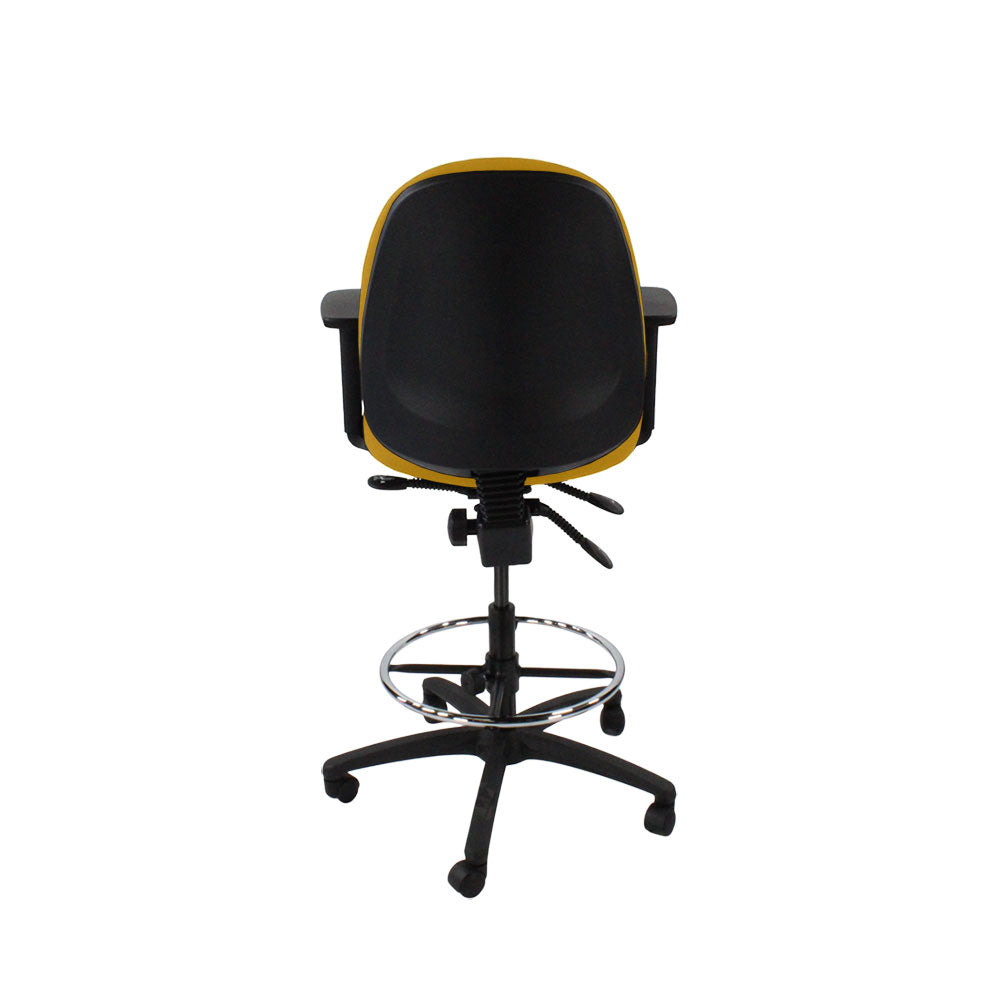 Sassoni: <tc>Scoop</tc> Sedia da disegnatore alta in tessuto giallo - Ristrutturata
