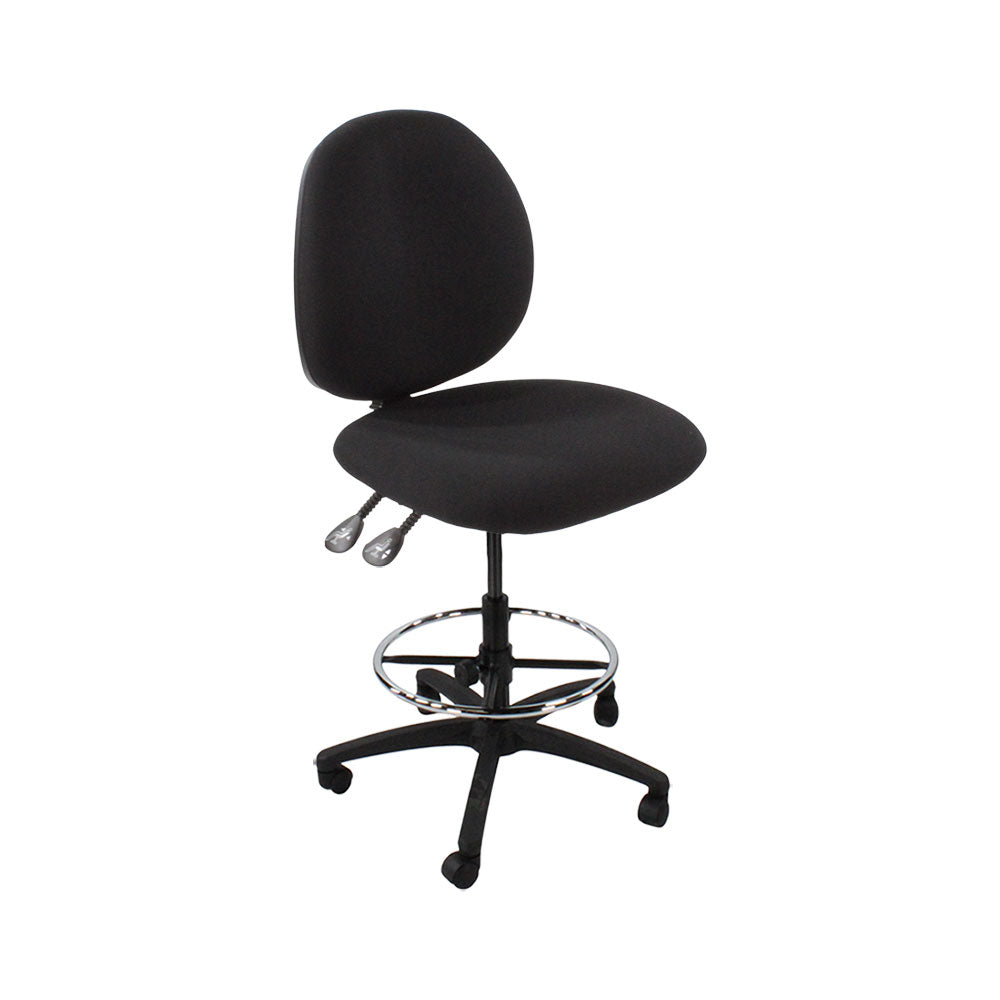 Sassoni: <tc>Scoop</tc> Sedia da disegnatore senza braccioli in tessuto nero - Ristrutturata