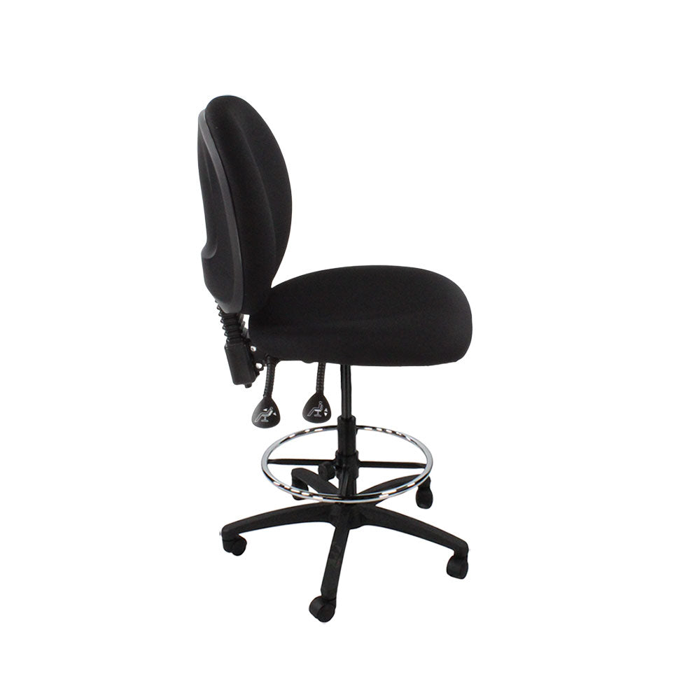 Sassoni: <tc>Scoop</tc> Sedia da disegnatore senza braccioli in tessuto nero - Ristrutturata