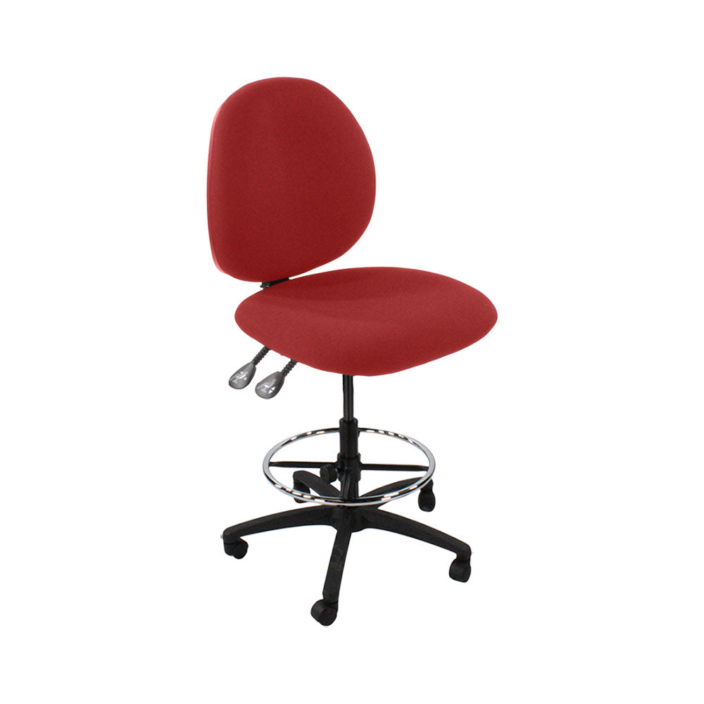 Sassoni: <tc>Scoop</tc> Sedia da disegnatore senza braccioli in tessuto rosso - Ristrutturata