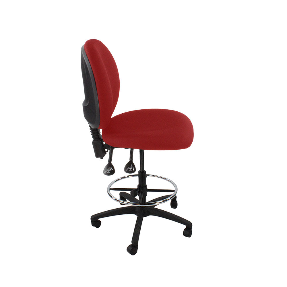 Sassoni: <tc>Scoop</tc> Sedia da disegnatore senza braccioli in tessuto rosso - Ristrutturata