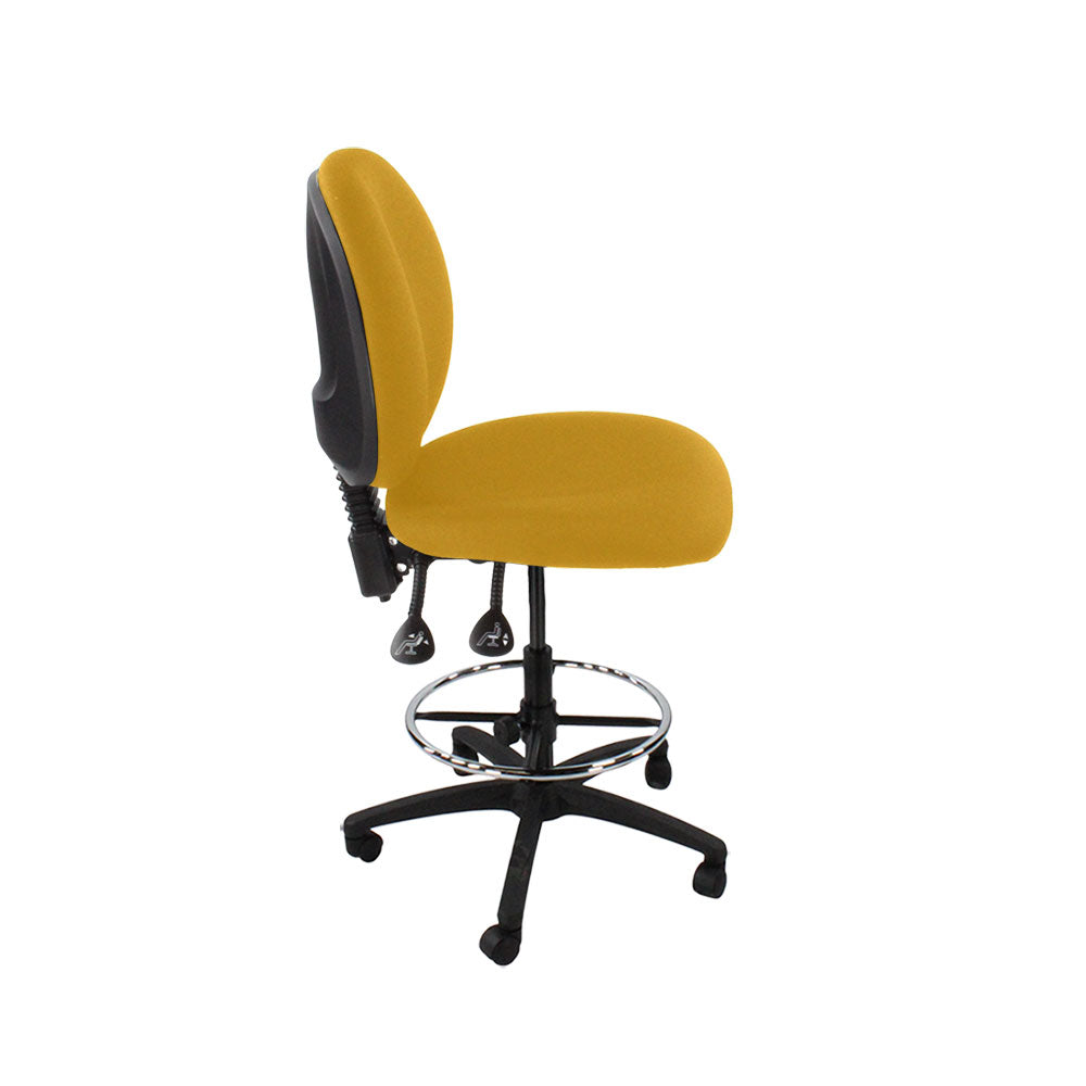 Sassoni: <tc>Scoop</tc> Sedia da disegnatore senza braccioli in tessuto giallo - Ristrutturata