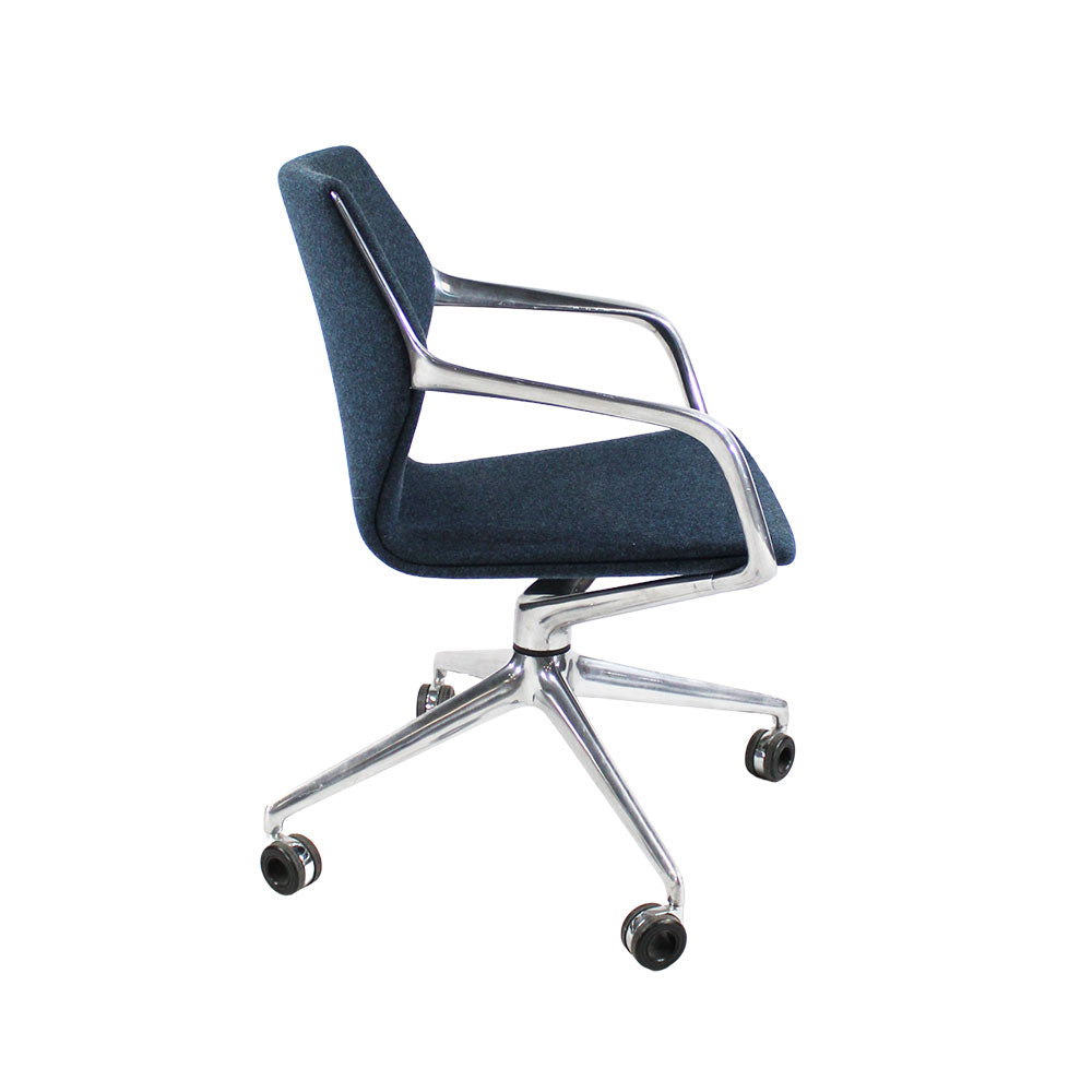 <tc>Brunner</tc>: Ray Swivel Chair 9232 in tessuto blu - Ricondizionato
