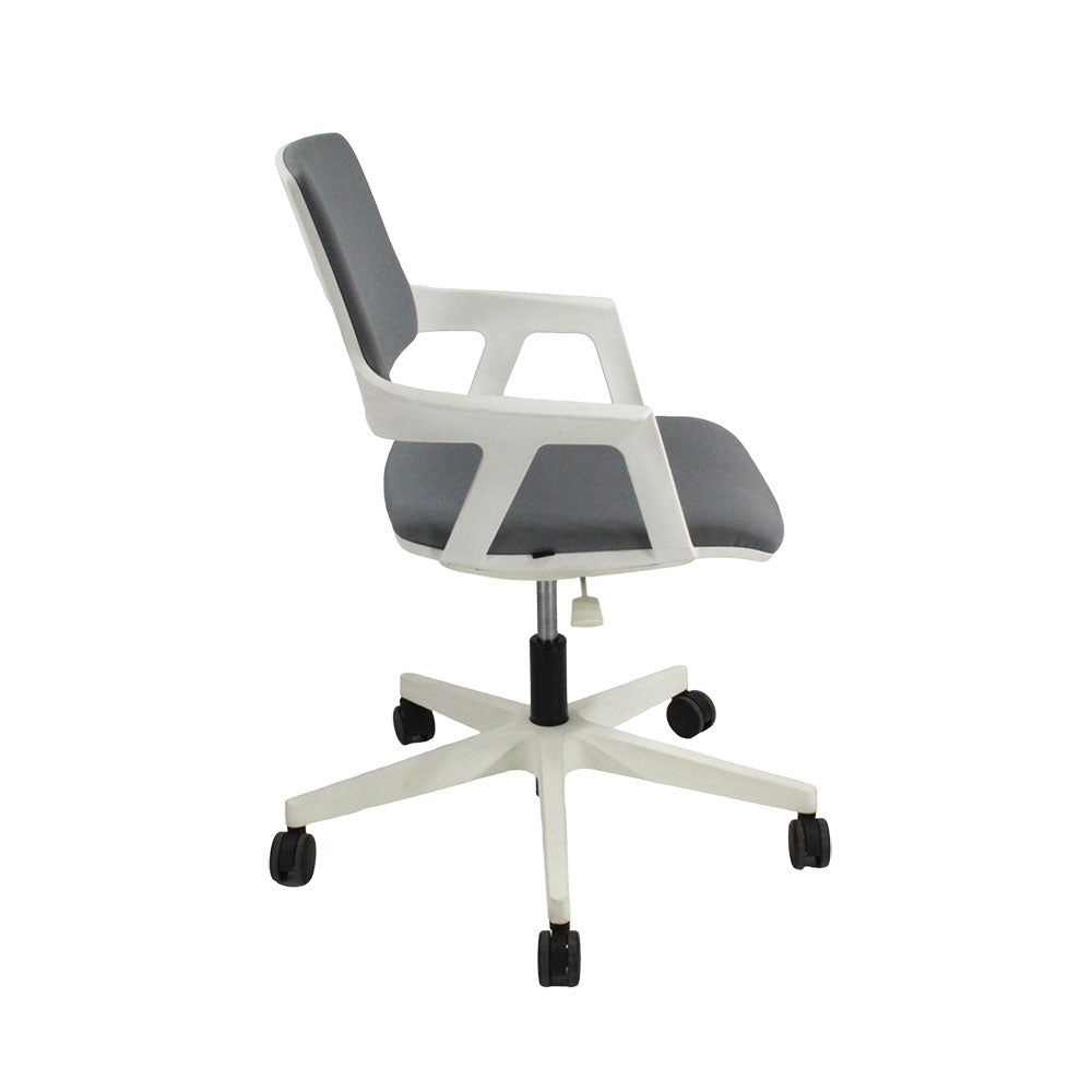 <tc>Steelcase</tc>: <tc>QiVi</tc> - Sedia da riunione in tessuto grigio - Ristrutturata