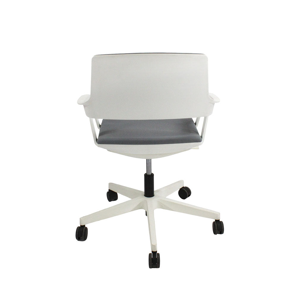<tc>Steelcase</tc>: <tc>QiVi</tc> - Sedia da riunione in tessuto grigio - Ristrutturata