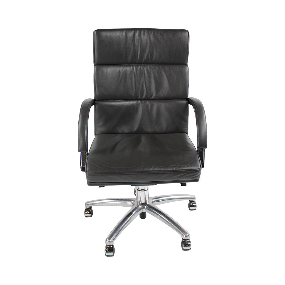 <tc>William Hands</tc>: Poltrona direzionale Orion Soft Overstitch in pelle grigia - Ricondizionata