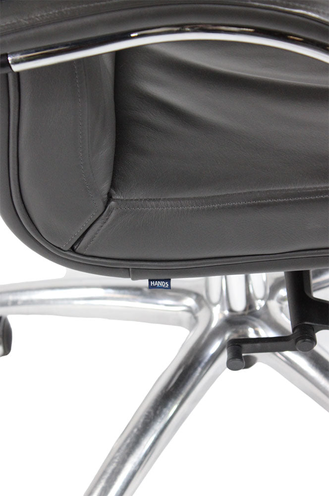 <tc>William Hands</tc>: Poltrona direzionale Orion Soft Overstitch in pelle grigia - Ricondizionata