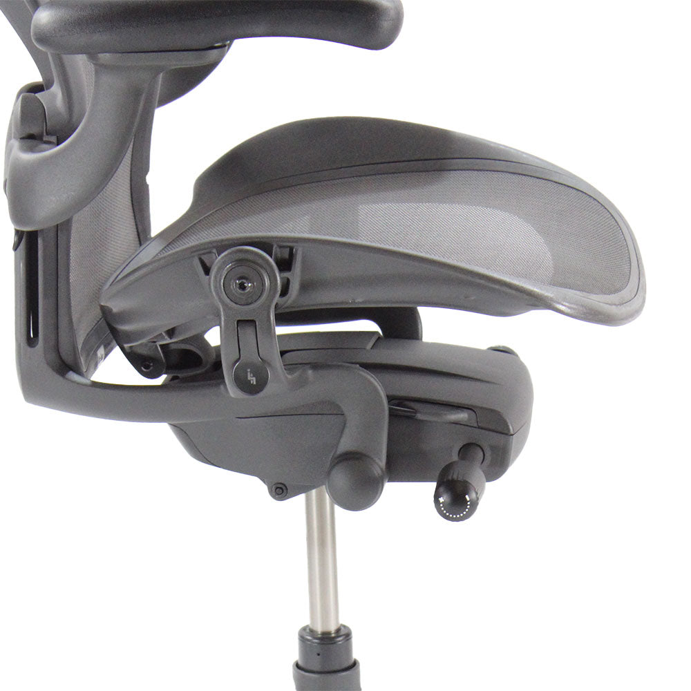 <tc>Herman Miller</tc>: Aeron <tc>Size B</tc> Rimasterizzato con poggiatesta in grafite - Ricondizionato