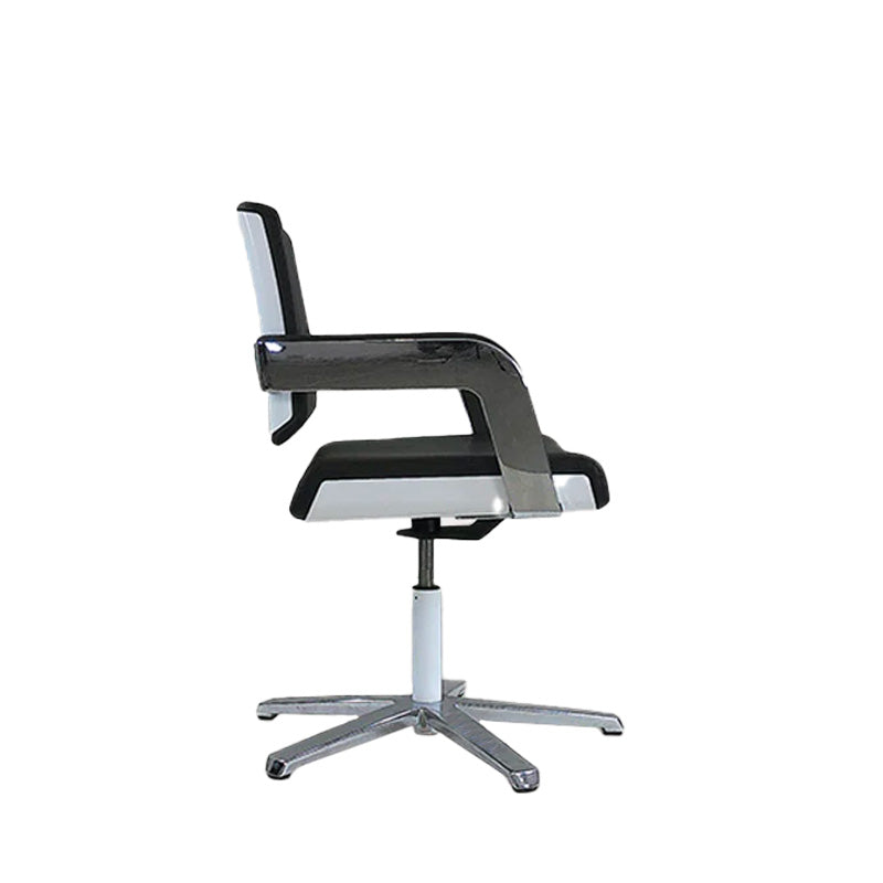 <tc>Konig + Neurath</tc>: Poltrona Charta Lounge - Ristrutturata