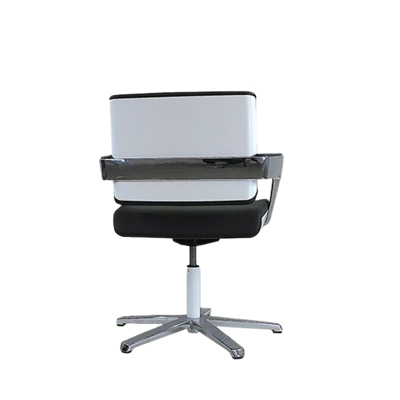 <tc>Konig + Neurath</tc>: Poltrona Charta Lounge - Ristrutturata