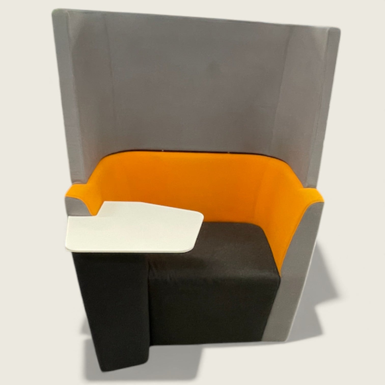 Orangebox: Divano singolo con schienale alto arancione/grigio e nero Away From The Desk (AFTD): - Ristrutturato