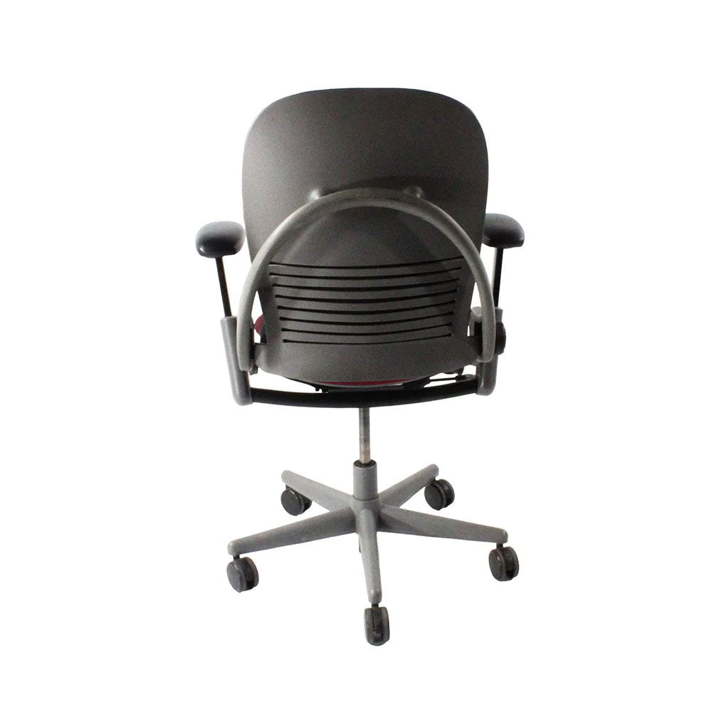 <tc>Steelcase</tc>: <tc>Leap V1</tc> Sedia da ufficio - Struttura grigia/pelle bordeaux - Ricondizionata