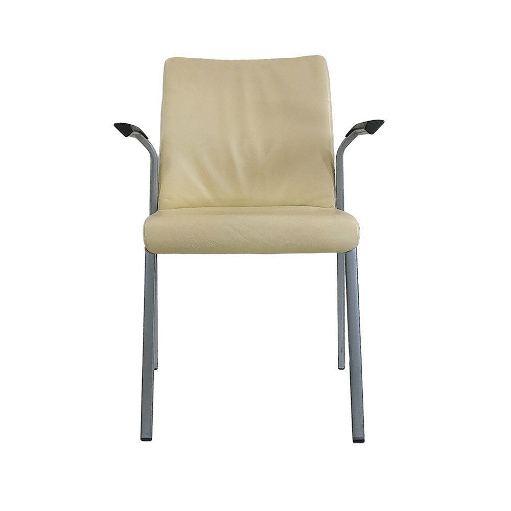<tc>Steelcase</tc>: Sedia impilabile in pelle color crema originale - Ristrutturata