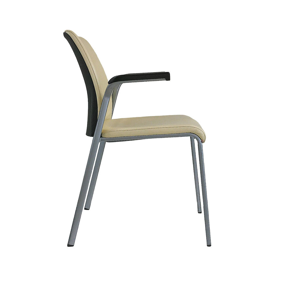 <tc>Steelcase</tc>: Sedia impilabile in pelle color crema originale - Ristrutturata