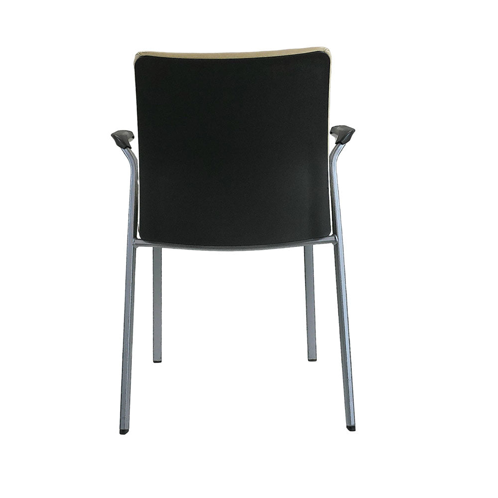 <tc>Steelcase</tc>: Sedia impilabile in pelle color crema originale - Ristrutturata
