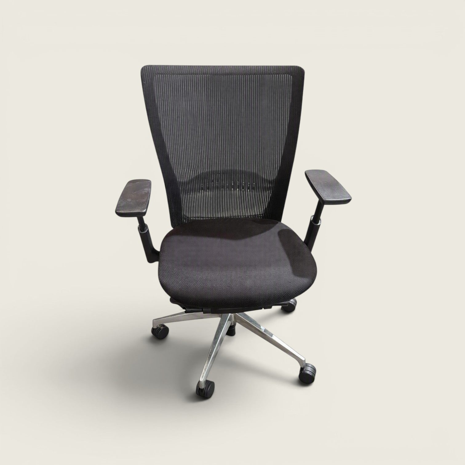 Saxen: Mesh Back Task Chair - Refurbished