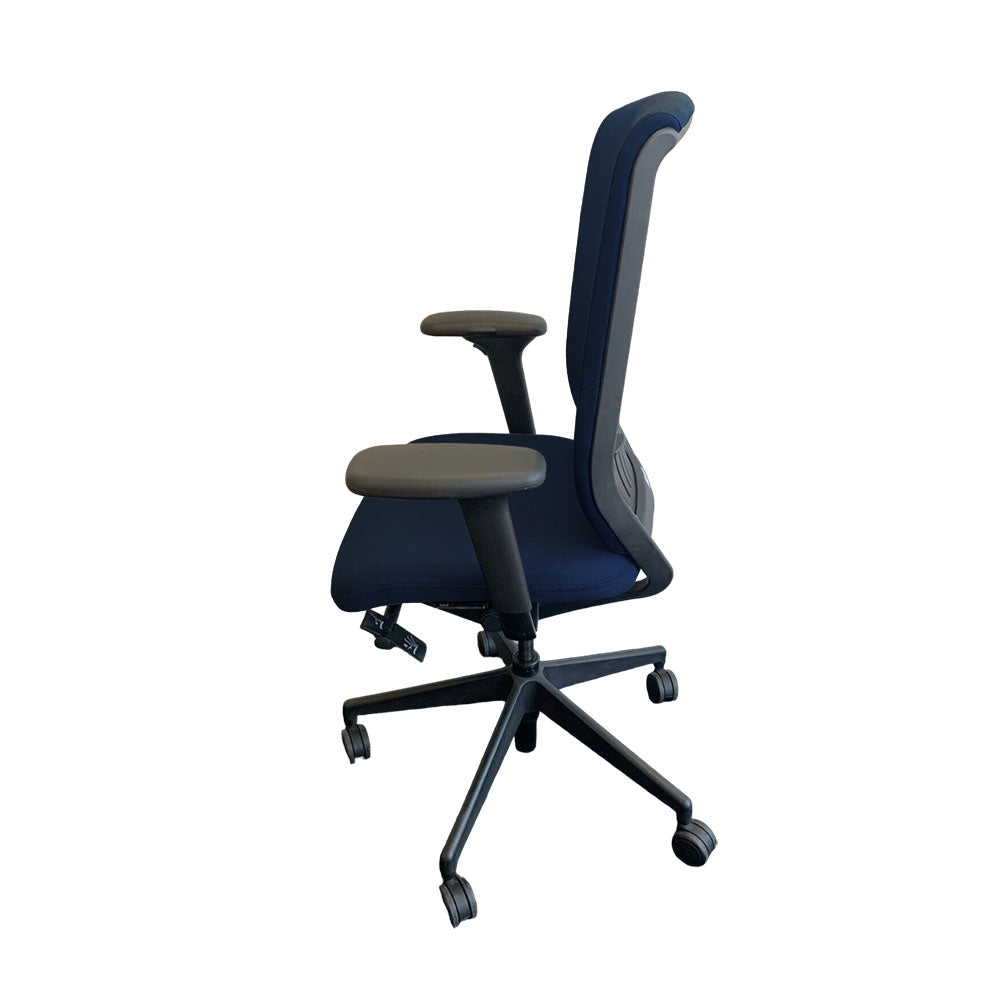 <tc>Senator</tc>: Sedia Evolve con schienale alto e braccioli regolabili in altezza in tessuto blu - Ricondizionata