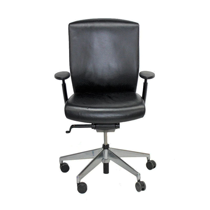 <tc>Senator</tc>: Sedia da ufficio Enigma S21 con struttura in alluminio e rivestimento in pelle nera - Ricondizionata