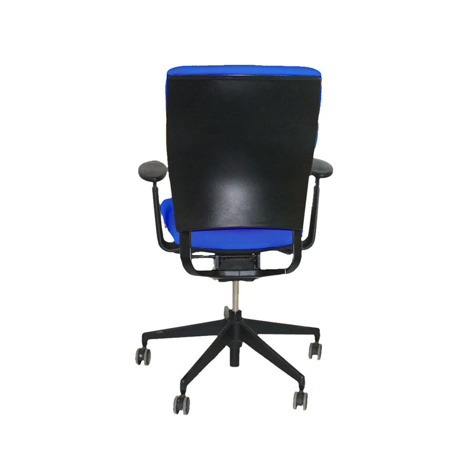 <tc>Senator</tc>: Sedia da ufficio Enigma S21 con struttura nera in tessuto blu - Ricondizionata