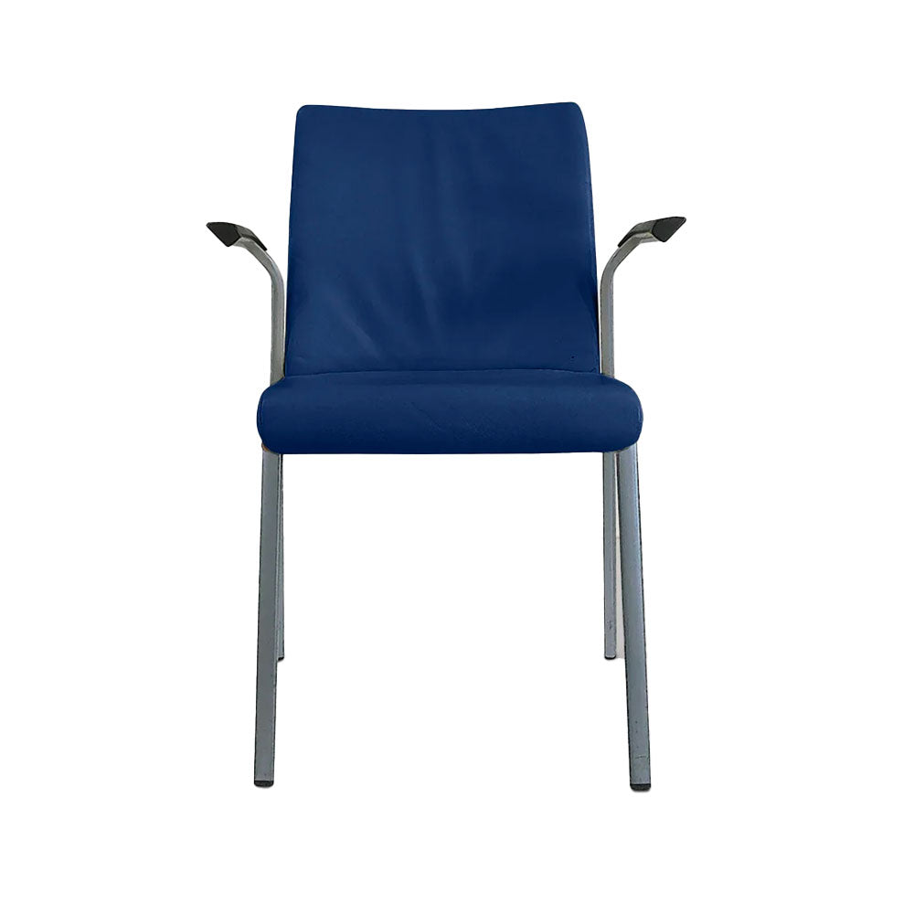 <tc>Steelcase</tc>: Sedia impilabile in tessuto blu - Ristrutturata