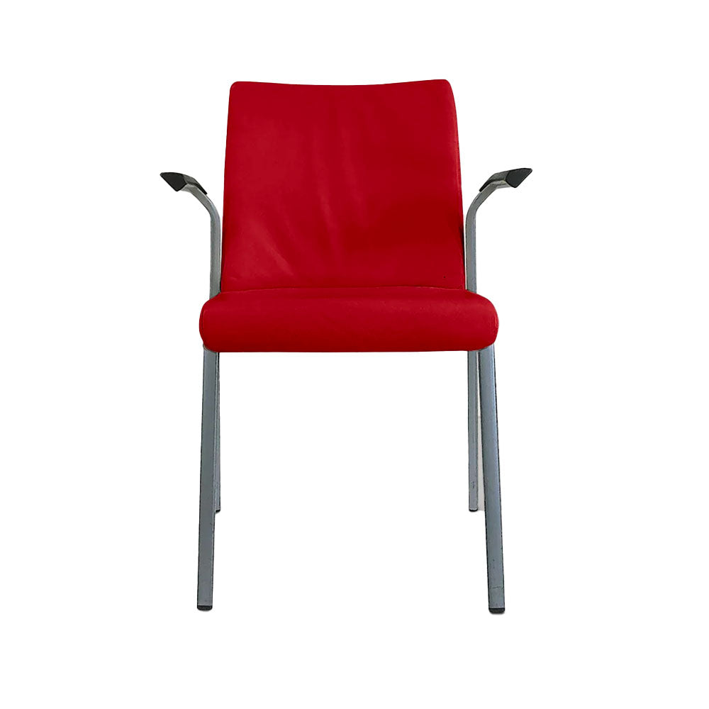 <tc>Steelcase</tc>: Sedia impilabile in tessuto rosso - Ristrutturata