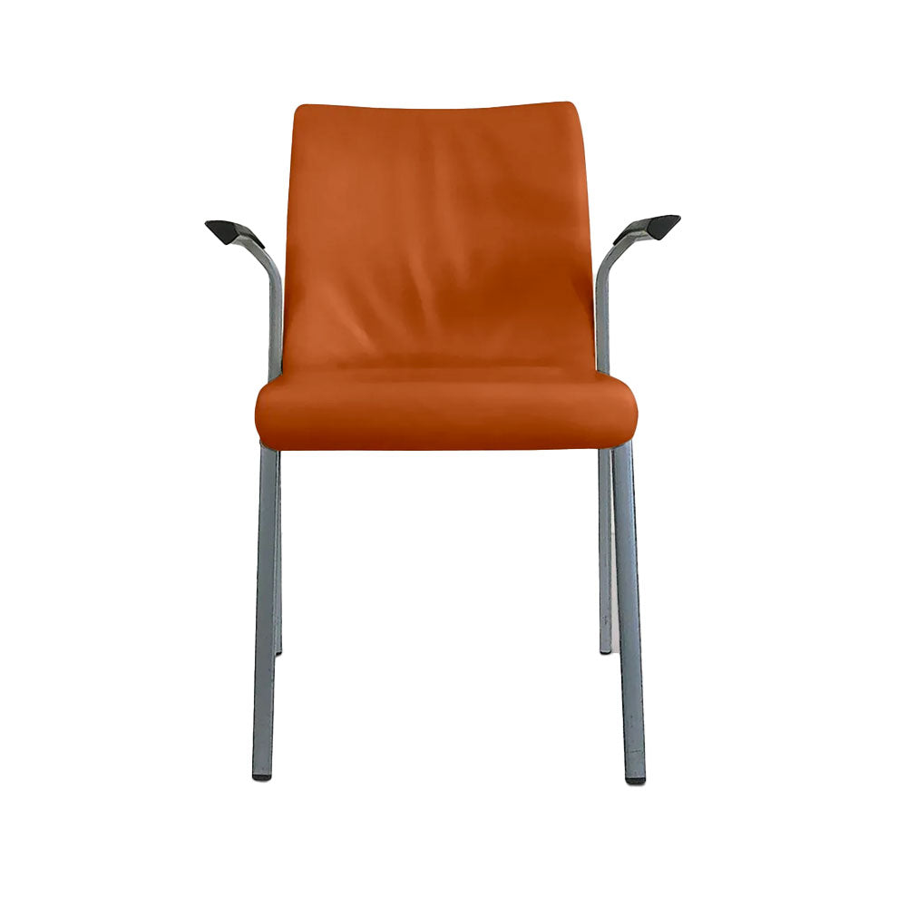 <tc>Steelcase</tc>: Sedia impilabile in pelle marrone chiaro - Ristrutturata