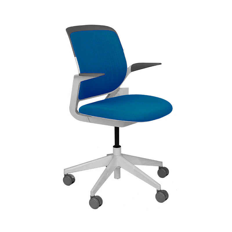 <tc>Steelcase</tc>: Sedia da riunione Cobi con struttura bianca in tessuto blu - Ricondizionata