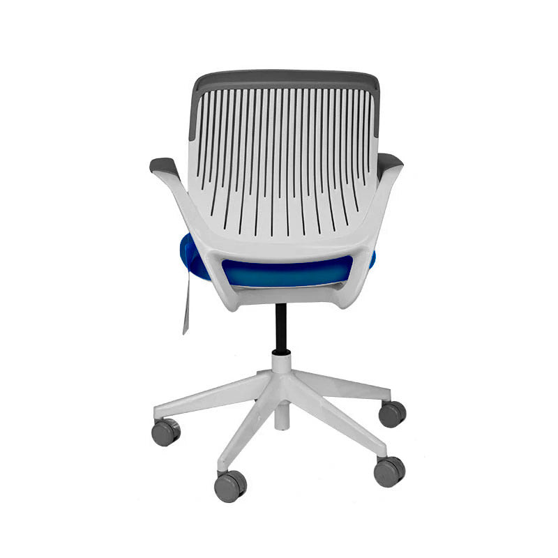 <tc>Steelcase</tc>: Sedia da riunione Cobi con struttura bianca in tessuto blu - Ricondizionata
