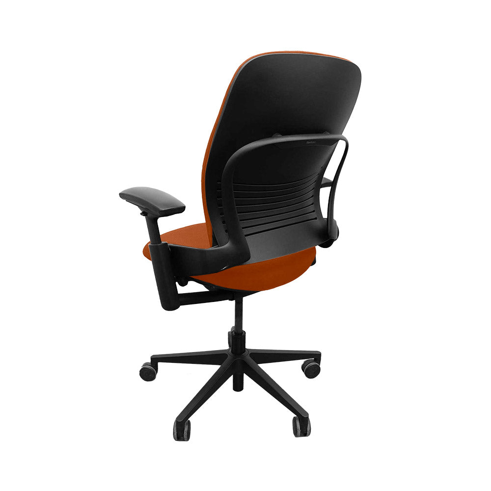 <tc>Steelcase</tc>: <tc>Leap V2</tc> Sedia da ufficio con braccioli regolabili in altezza - Pelle marrone chiaro - Ricondizionata