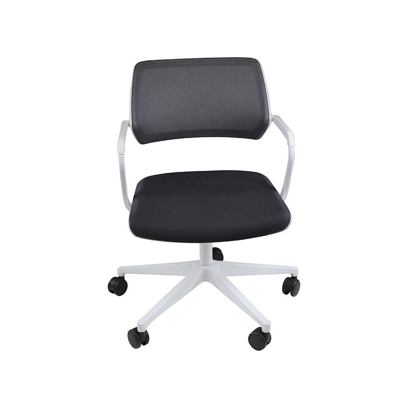 <tc>Steelcase</tc>: <tc>QiVi</tc> - Sedia da riunione con schienale in rete in tessuto grigio - Ricondizionata
