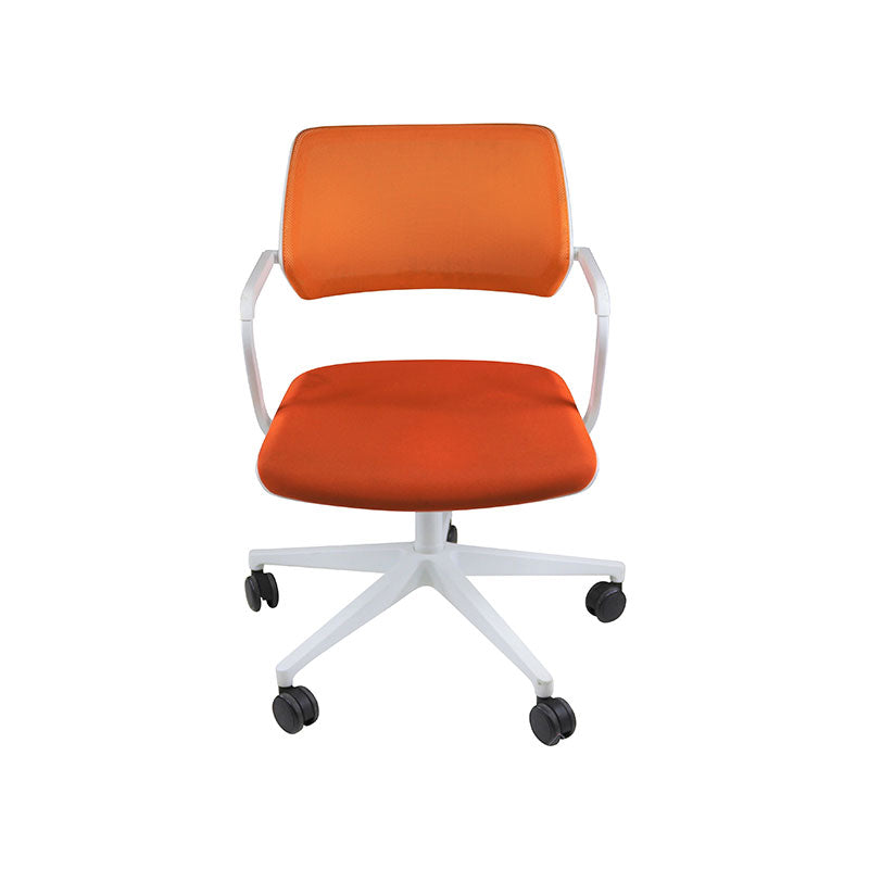 <tc>Steelcase</tc>: <tc>QiVi</tc> - Sedia da riunione con schienale in rete in tessuto arancione - Ricondizionata