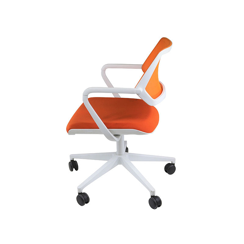 <tc>Steelcase</tc>: <tc>QiVi</tc> - Sedia da riunione con schienale in rete in tessuto arancione - Ricondizionata