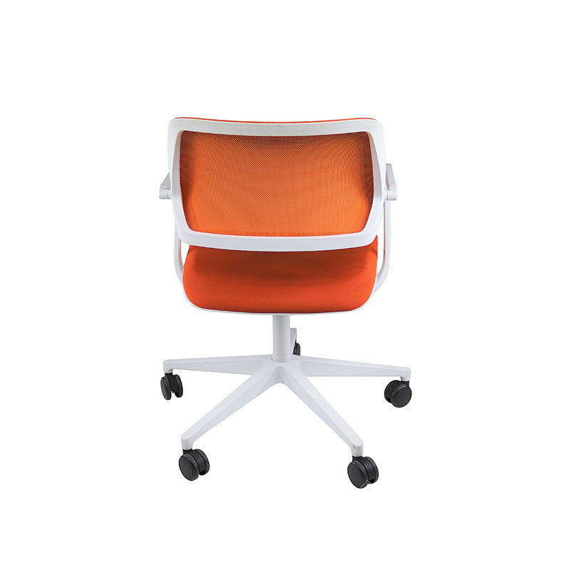 <tc>Steelcase</tc>: <tc>QiVi</tc> - Sedia da riunione con schienale in rete in tessuto arancione - Ricondizionata