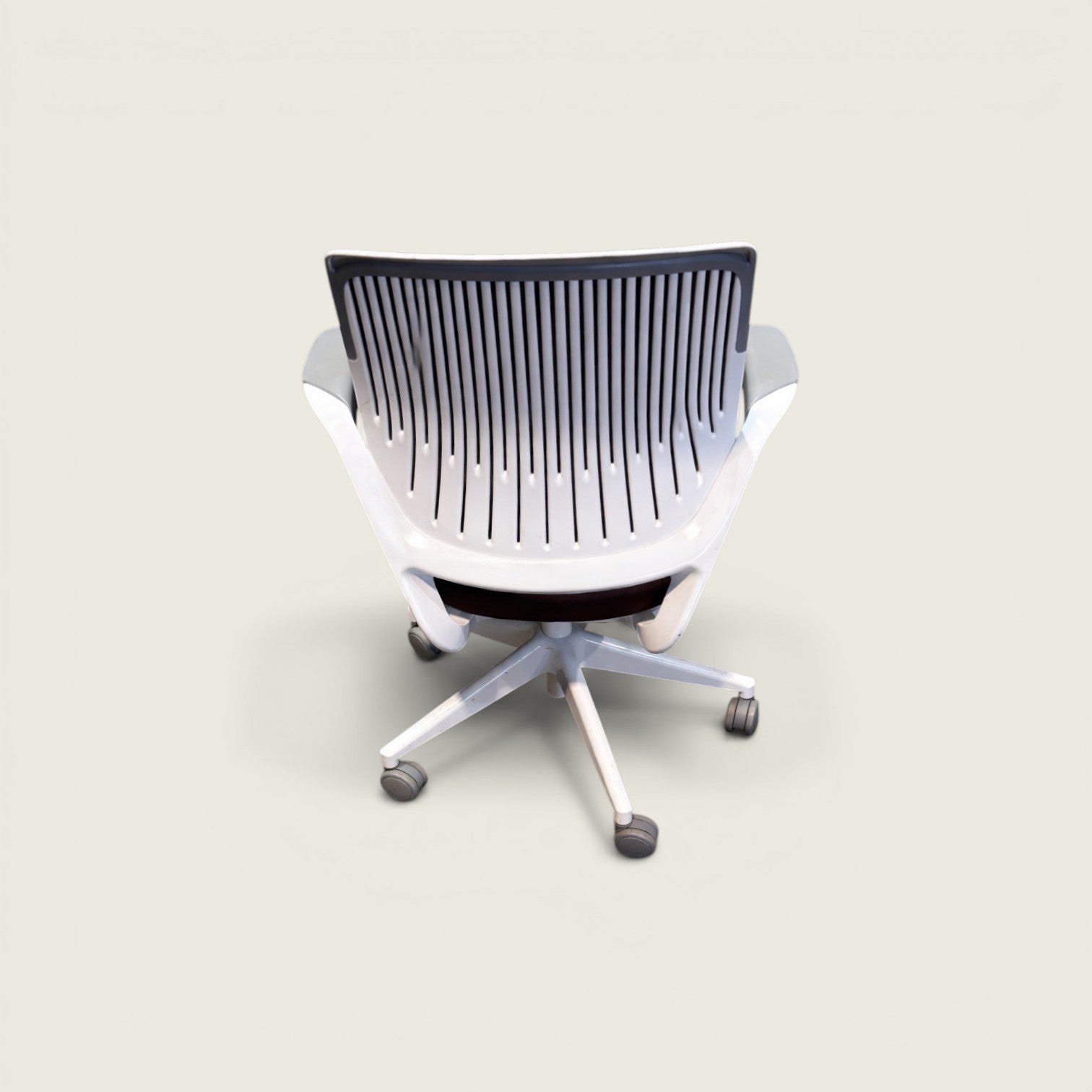 <tc>Steelcase</tc>Sedia da ufficio Cobi nera con struttura bianca - Ricondizionata