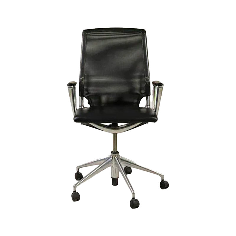 <tc>Vitra</tc>: Sedia da ufficio Meda con struttura in alluminio, schienale in rete e braccioli neri - Ricondizionata